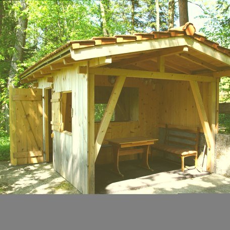 Das Sandkastenhaus mit Sitzecke für die Eltern, © im-web.de/ Touristinformation Fischbachau