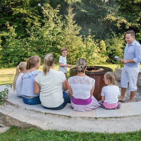 Grillplatz zum verweilen und gemeinsames Sitzen, © im-web.de/ Touristinformation Fischbachau