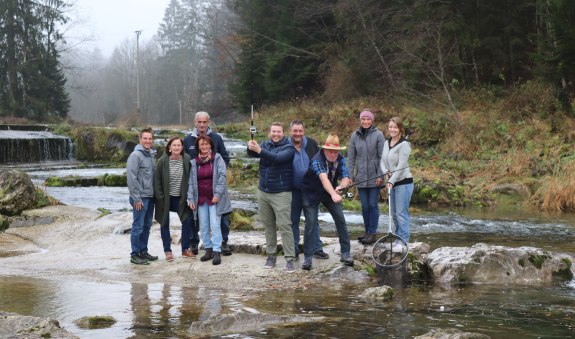 Theater Bild Fischbachau 2024 ,,Da werd ja da Fisch in da Pfanna varruckt“