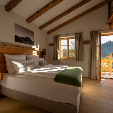 Eines der vier Schalfzimmer in unserer Ferienwohnung  Das Chalet  mit Zirbenholz, &copy; im-web.de/ Touristinformation Fischbachau