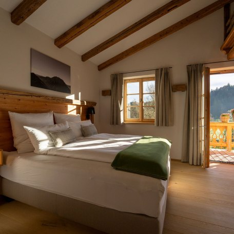Eines der vier Schalfzimmer in unserer Ferienwohnung  Das Chalet  mit Zirbenholz, &copy; im-web.de/ Touristinformation Fischbachau
